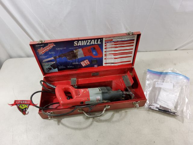 Lot 7-133745 - Milwaukee corded sawzall with metal case. Model 6509-21. Works!