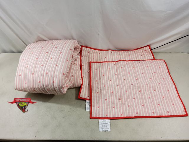 Lot 7-134209 - Pillowfort Full / Queen Comforter set with (2) Shams.