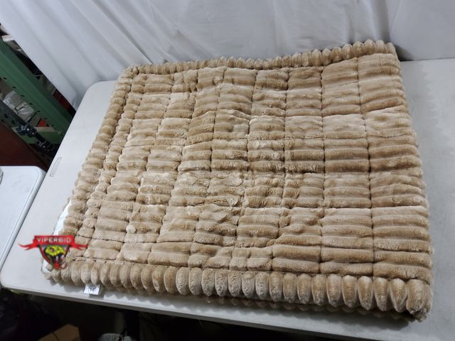 Lot 7-135644 - 70"L X  29" Plush couch cover for pets.