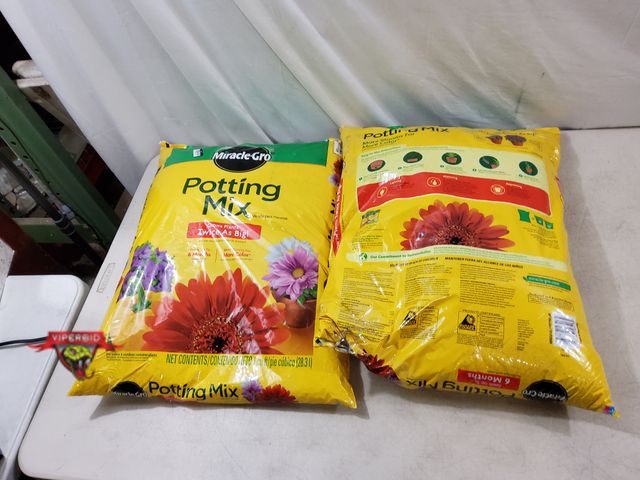 Lot 7-133098 - (2) Bags of Miracle Gro potting soil 28.3L (1 cu. ft).