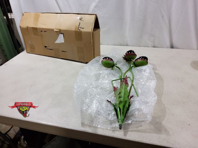 Lot 7-135064 - Metal venus fly trap outdoor decor. 20"H.