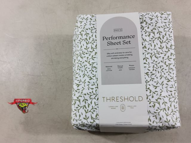 Lot 7-135640 - Threshold Twin XL sheet set. 400 thread count. 100% Cotton.