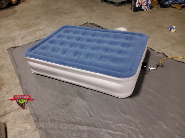 Lot 7-135691 - Idoo air mattress with built-in pump. 75" X 54" X 16".