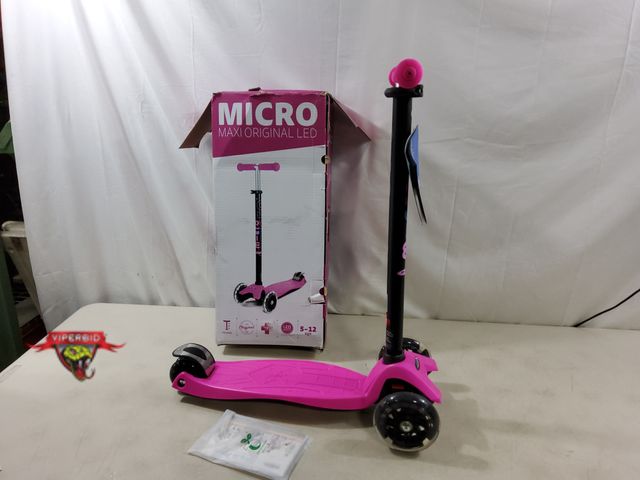 Lot 7-131609 - Micro maxi oreiginal led 3-Wheel scooter. Ages 5-12. Adjustable height.