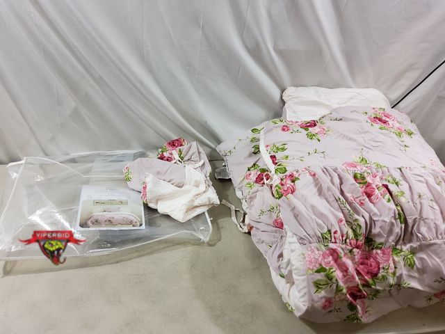 Lot 7-132685 - Harlow &amp; Wren 2-Piece comforter set. Twin size. Includes comforter and sham.