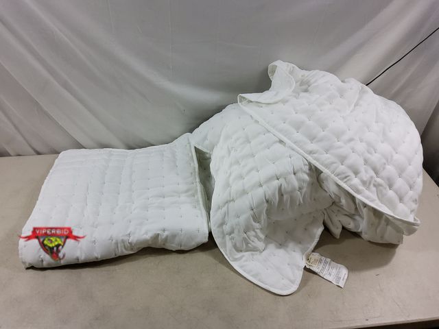 Lot 7-133368 - WDCozy California King size (118" X 106")  Quilt with (2) Shams.