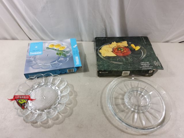 Lot 7-135633 - Vintage Indiana glass chip 'n Dip bowl and an 11" Egg relish glass dish.