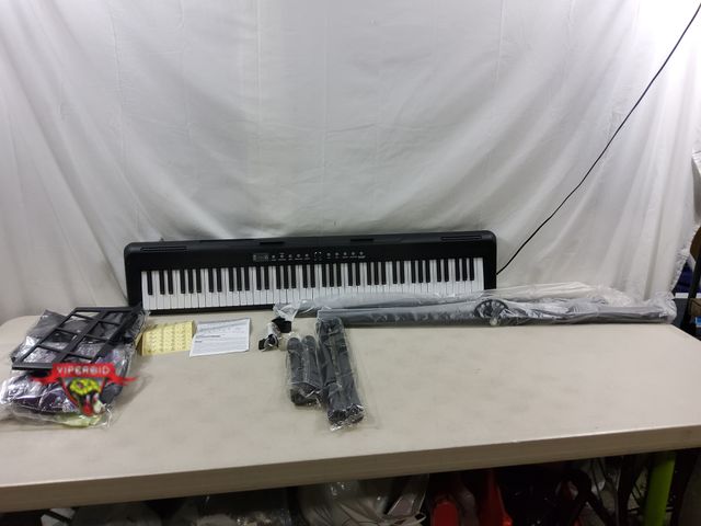 Lot 7-130399 - Electronic keyboard with stand. Takes (4) AA Batteries. Tested - Works.