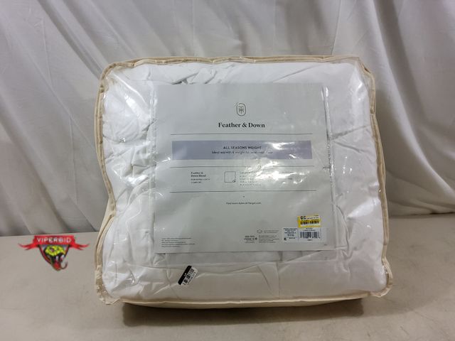 Lot 7-132602 - Feather &amp; Down all season quilted cover. Full/Queen.