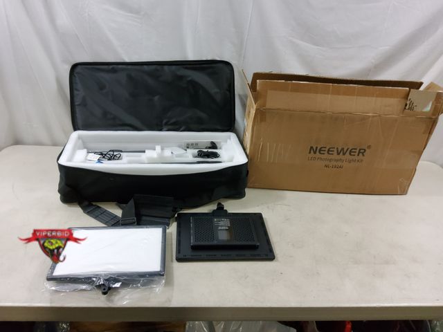 Lot 7-133132 - Neewer led photography light kit. NL-192AI.