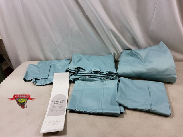 Lot 7-132533 - King  size performance sheet set. 400 thread count. 100% Cotton. Includes flat &amp; fitted sheet an...