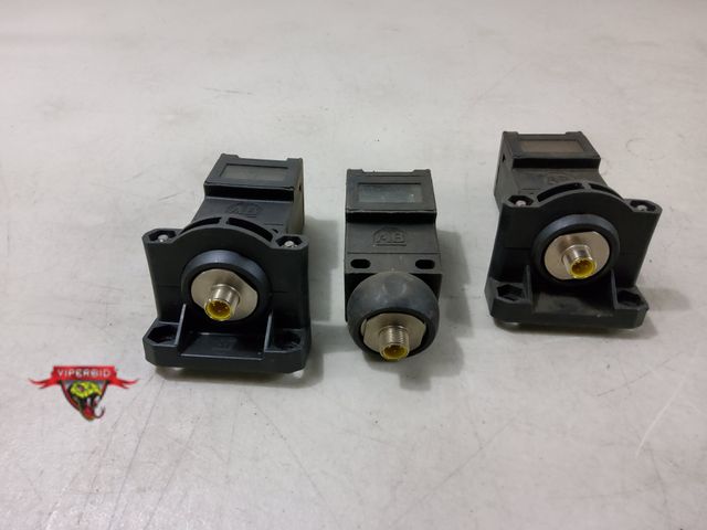 Lot 7-130250 - (3) Allen Bradly photoswitches. 42GRU-9200-QD