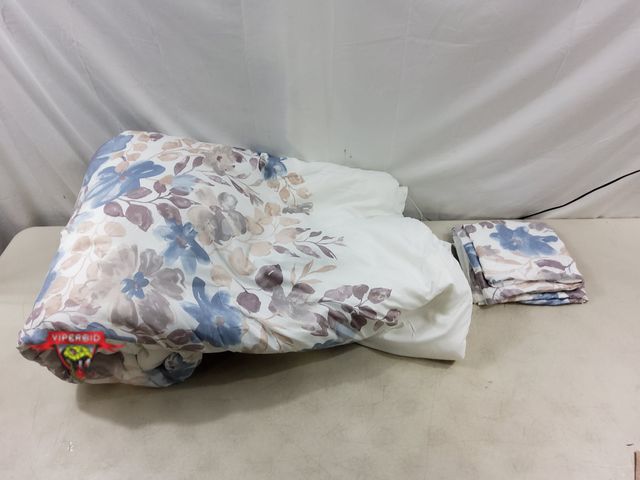 Lot 7-131844 - Madison Park king size comforter and (2) Shams.