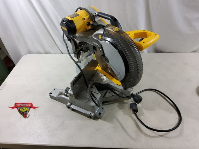 Lot 7-135902 - DeWalt 12" Double beveled miter saw as shown. Model DW706. Tested.