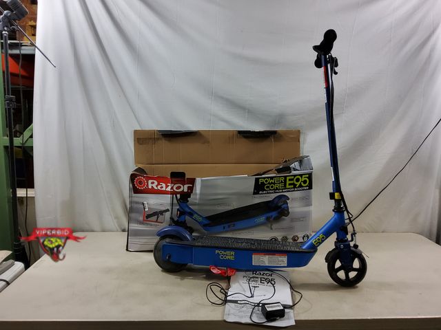 Lot 7-132916 - Razor Power Core E95 Electric hub motor scooter. Ages 8+. Tested - Works!