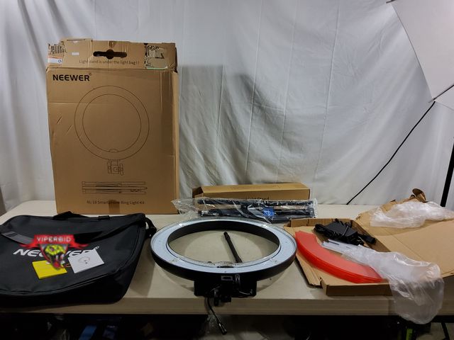 Lot 7-133956 - Neweer RL-18 Smartphone ring light kit. Tested - Lights up.