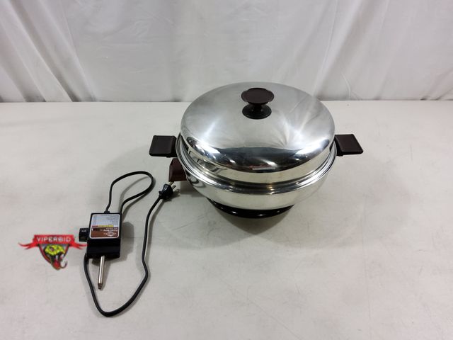 Lot 7-123387 - Vintage! West Bend sensa-temp electric skillet pan.