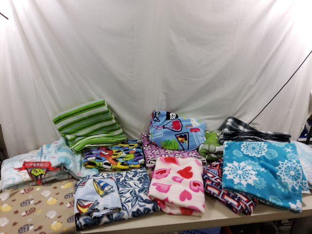 Lot 7-131701 - Lot of assorted fleece fabric. Assorted size