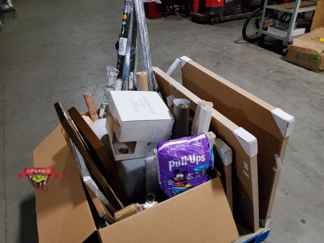 Lot 7-132936 - Lot of miscellaneous customer return household items. Mixed condition.