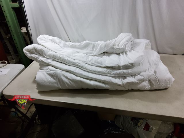 Lot 7-135019 - Easeland 78" X 80" + 18" Mattress pad cover.
