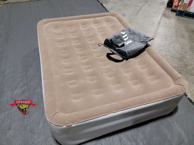 Lot 7-130309 - Get ready! Camping season is around the corner! Etto air mattress with built-in pump. 78" X 58" X 17...