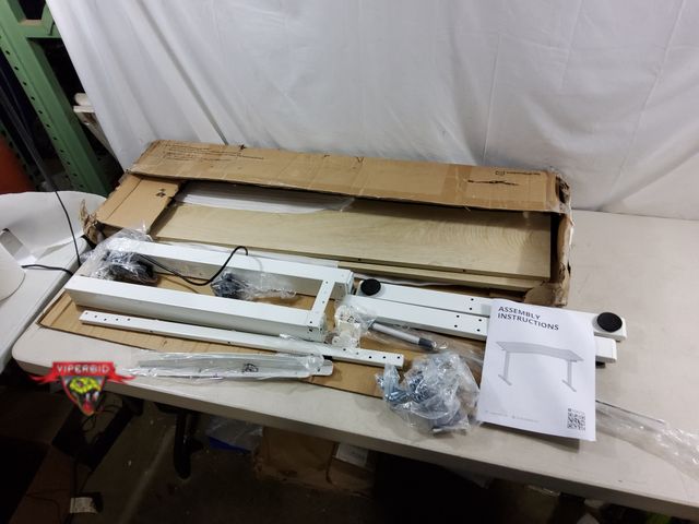 Lot 7-133916 - Electric Standing Desk. (47-1/4"L x 23-1/2W" Unsure of height)