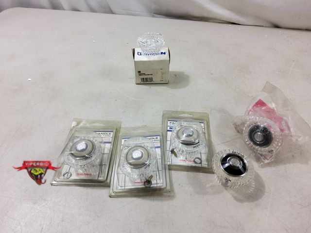 Lot 7-130596 - (4) Moen 13092 faucet handle and (2) Sexauer faucet replacement handles #039305.