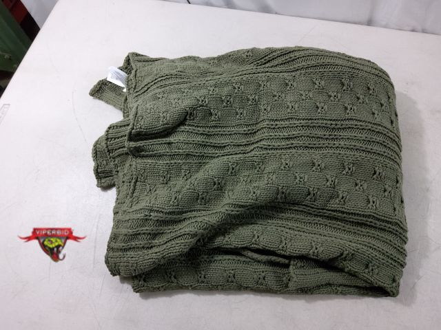 Lot 7-135674 - 50" X 60" Knit throw.
