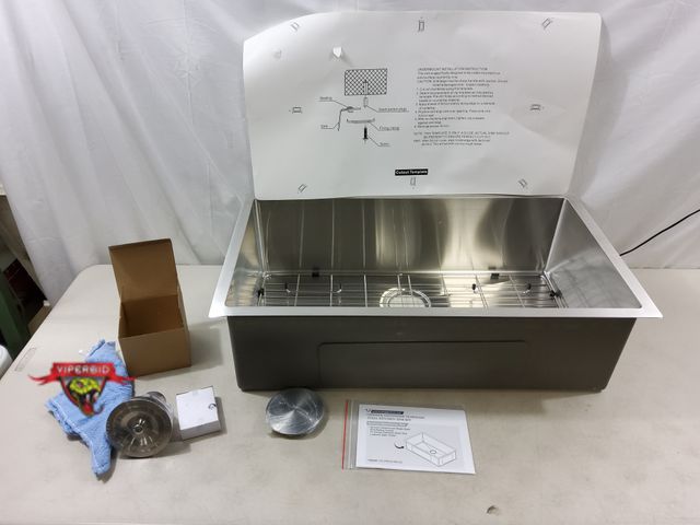 Lot 7-131389 - Oxwiser stainless steel 32" undermount kitchen sink. Model OX-URD32189. DImensions: 32" X 18" X 9".