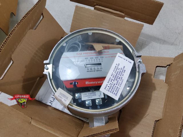 Lot 7-131864 - Honeywell gas/air pressure switch. Range 1 to 26" Water. C437F 1003.