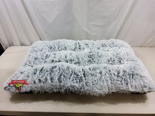 Lot 7-123766 - Bfpethome faux fur dog bed. 36" X 22".