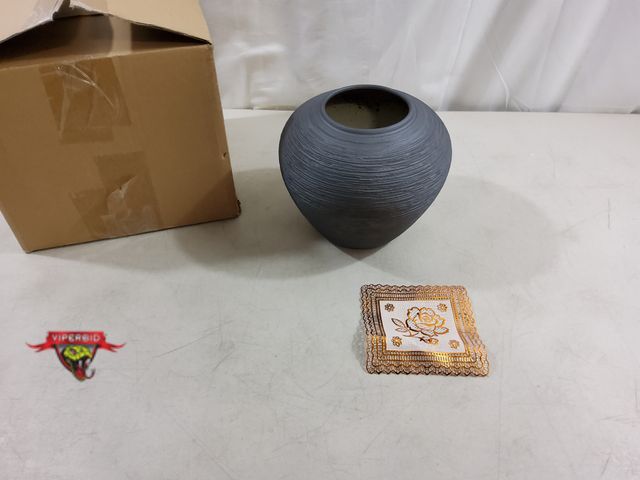 Lot 7-123476 - Ceramic vase. Measurements 3. 94" x 7".