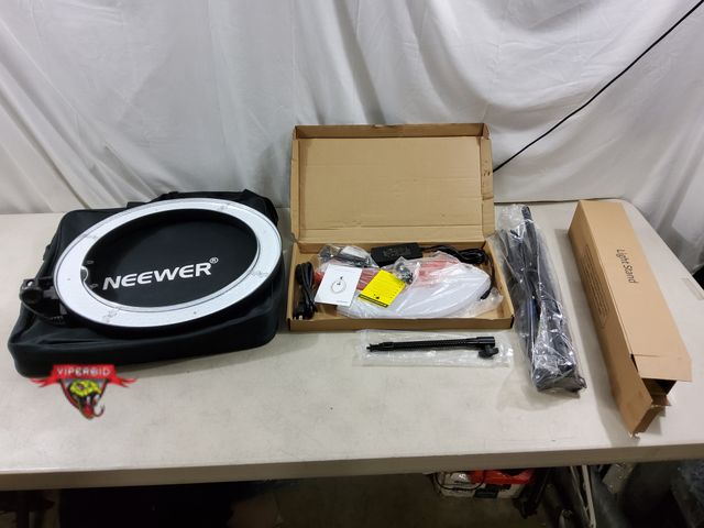 Lot 7-134340 - Neewer RL-18 Smartphone ring light kit. Tested - lights up.