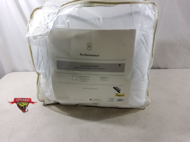 Lot 7-135875 - King / California King performance down alternative comforter.