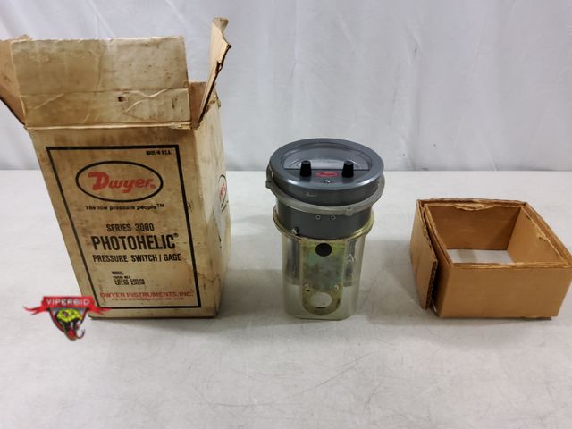 Lot 7-133416 - Dwyer photohelic pressure switch / gage. #3002C.