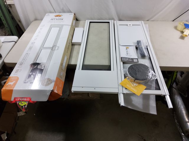 Lot 7-133984 - Hakuna Pets glass patio pet door. Suitable for sliding doors. Medium size. Min: 77/16"H. Max 83.46 H...