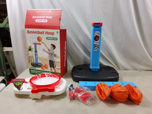 Lot 7-132481 - Basketball Hoop sport set. Includes 3 mini balls. Ages 3+.