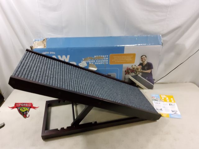 Lot 7-133296 - Alpha Paw adjustable height pet ramp. 39-3/8"L.