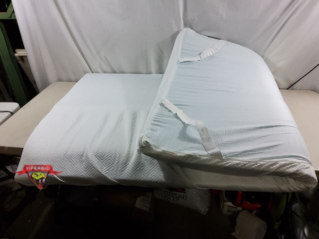 Lot 7-133877 - Twin Size Memory Foam Mattress Topper. (2-1/2" Thick)