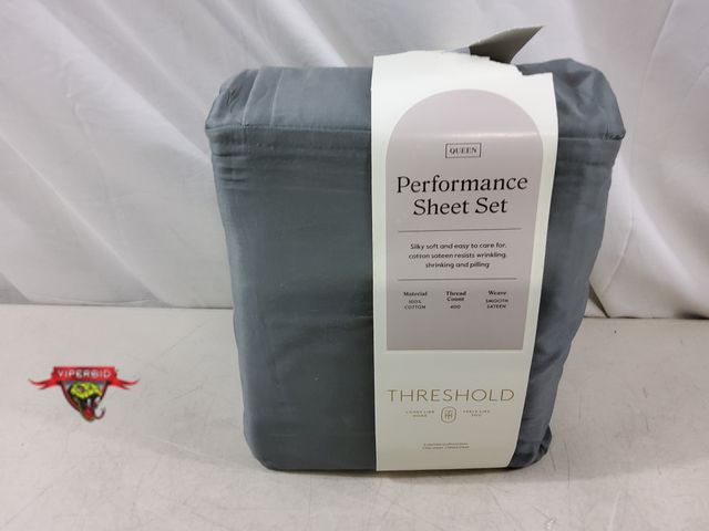 Lot 7-132561 - New! Queen size performance sheet set. 400 thread count. 100% Cotton. Includes flat &amp; fitted she...
