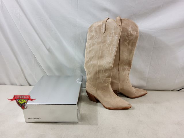 Lot 7-133096 - iiimmu Women's soft cowboy boots. Size 9. Gently used.  Knee high.
