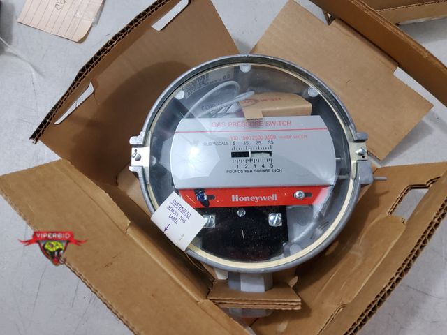 Lot 7-131804 - Honeywell Gas/air pressure switch. Model C437D-1013. Range 1/2 to 5 psig.