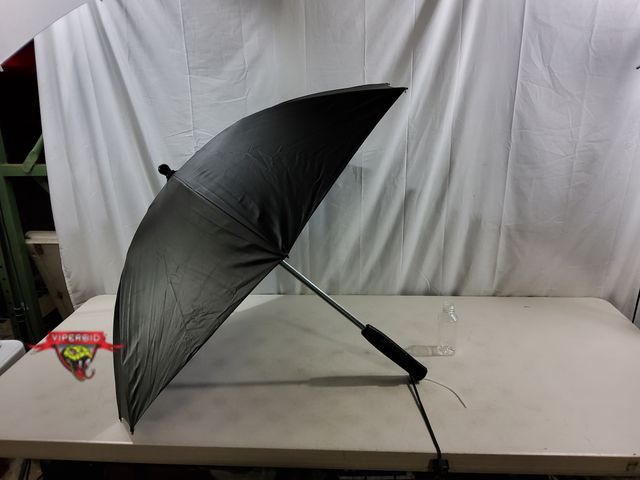 Lot 7-131075 - Battery operated misting umbrella with fan. Requires (4) AA Batteries - not included. Tested.