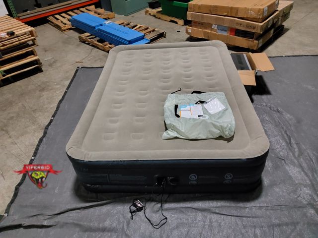 Lot 7-130296 - Idoo air mattress with built in pump. 76" X 56" X 16"H.