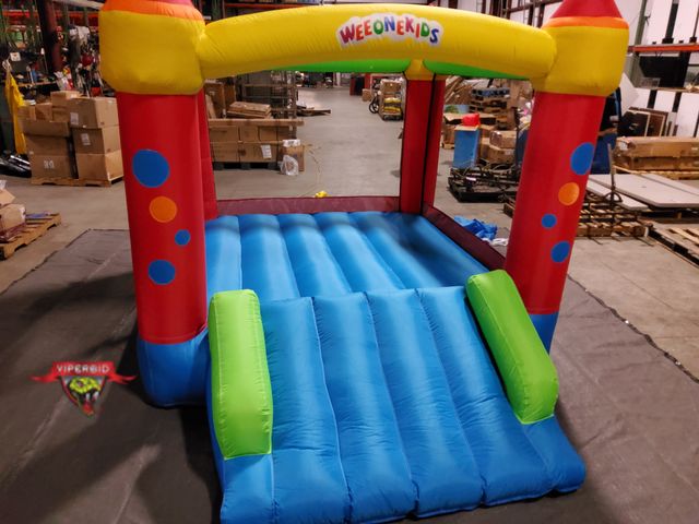 Lot 7-133351 - Inflatable bounce house with blower. Approx. 98" X 126" X 88"H.