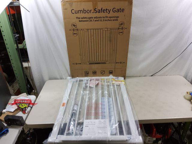 Lot 7-131711 - Cumbor safety gate. Fits openings between 29.7" &amp; 51.5" Wide. 36"H.