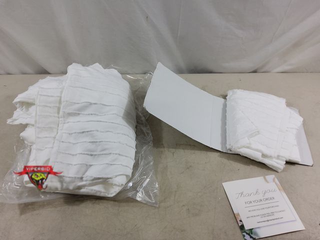 Lot 7-133604 - Nexhome full size tufted duvet cover. Includes cover and (2) Shams.
