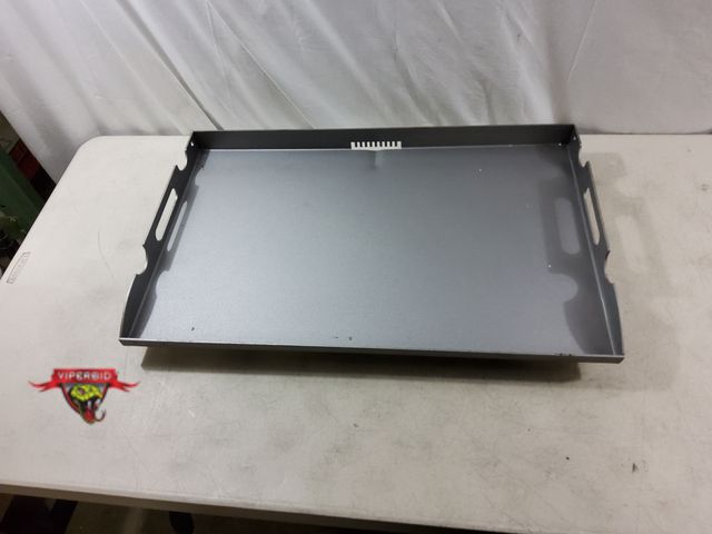 Lot 7-134032 - Flat top griddle. Overall dimensions: 29-1/4" X 18-1/2". Appears lightly used.