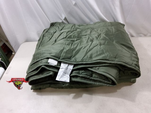 Lot 7-132758 - Casaluna 90" X 94" Comforter. 100" Rayon from bamboo shell. Fill: 100% Polyester.