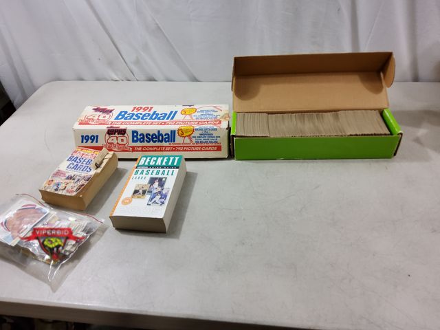 Lot 7-134828 - Lot of assorted baseball cards and books. Cards may be duplicated.